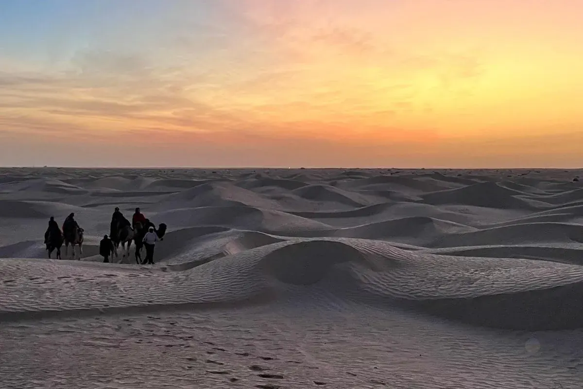 Une nuit dans le désert tunisien avec des enfants : guide complet