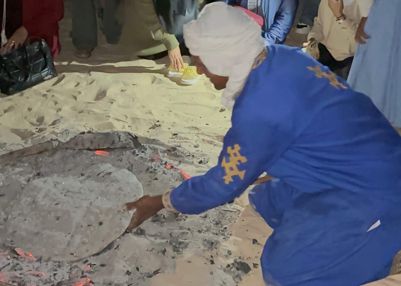 Bivouac dans le Sahara : feu de camp et nuit sous les étoiles